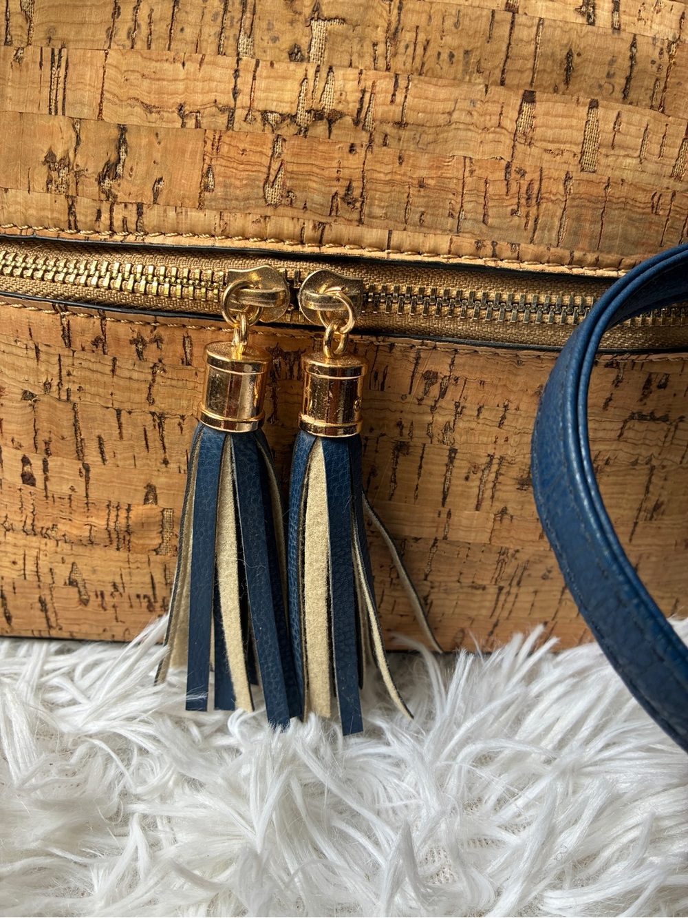 Natural Cork Tassel Crossbody Bag with Zip Pocket 💙 - Picture 5 of 9